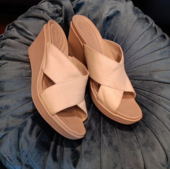 Crocs Wedge Sandal Crocs Leigh II XStrap Wedge Beige beach vacation Size W10 - Picture 1 of 6